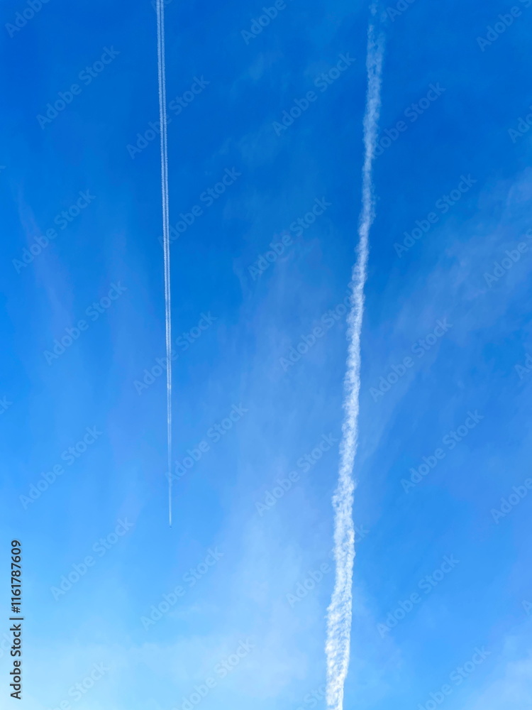 青空に平行に伸びる飛行機雲 青空に平行に伸びる飛行機雲