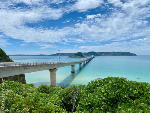 青い海と島へと続く橋 photo