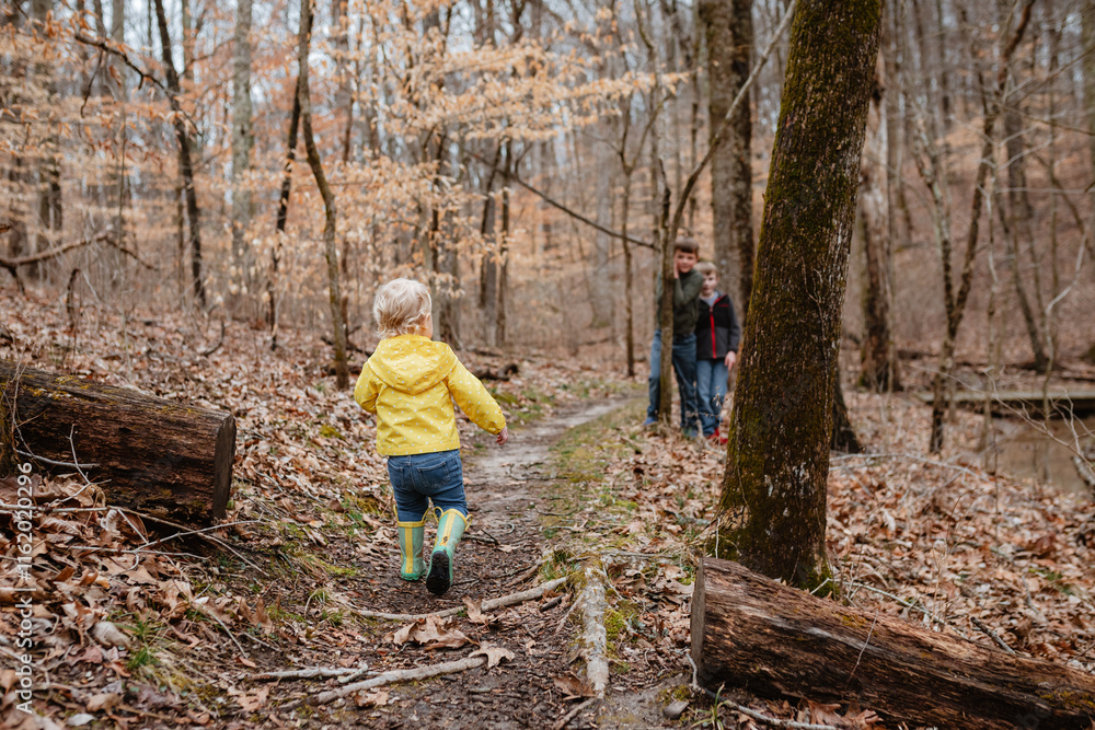 Obraz premium Playful children on winter hike through forest