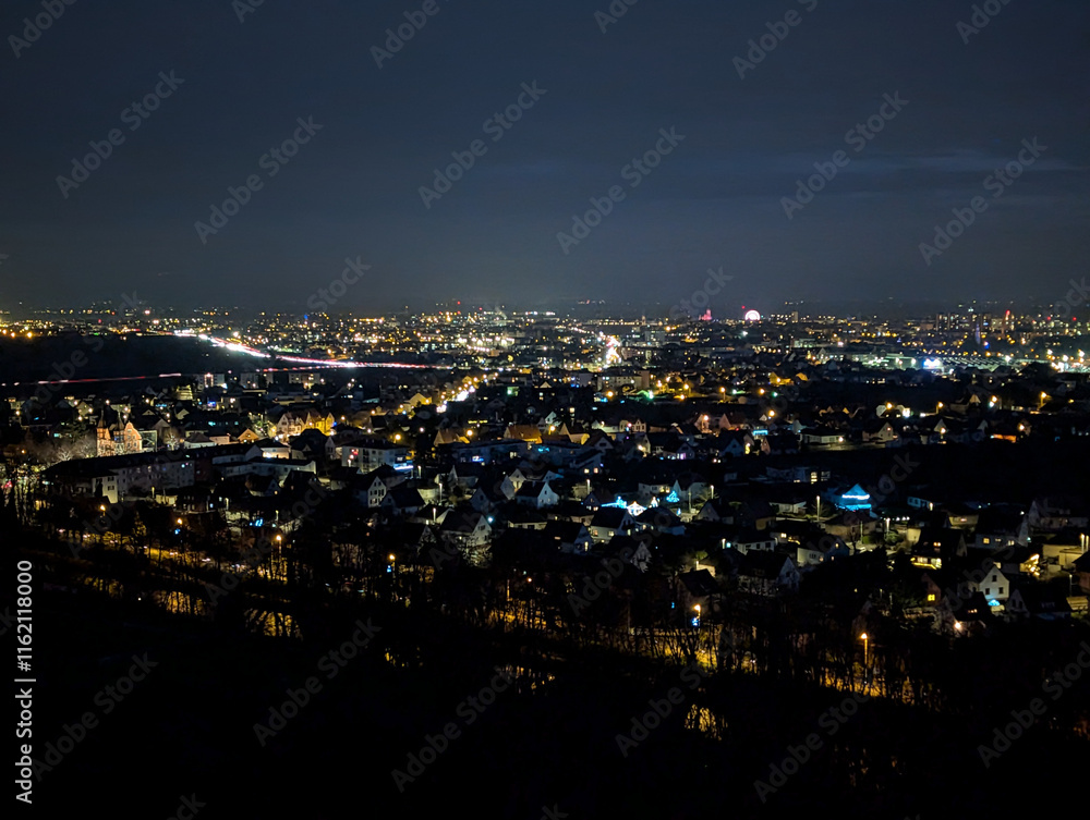 Obraz premium Paysage urbain nocturne à Colmar, ses lumières scintillantes de la ville sous un ciel bleu nuit hivernal, Alsace, CEA, Grand Est, France