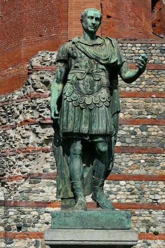 Statue en bronze représentant Jules César devant la Porte Palatine à Turin photo