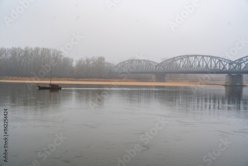 Obraz na płótnie bridge in the fog w salonie