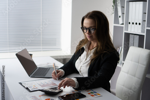 Bilde på lerret A hardworking business professional engages in analytical tasks at their organiz