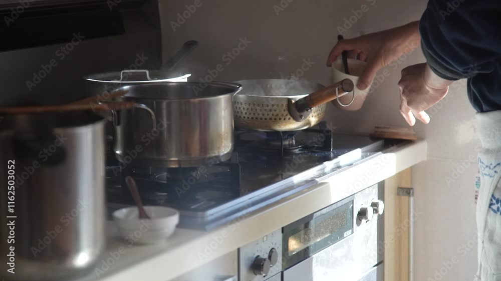 料理する男性 料理する男性