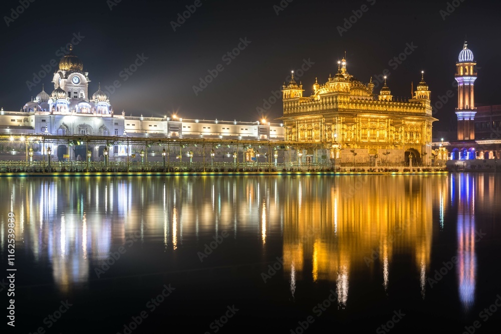 Obraz premium The Golden Temple also known as the Harmandir Sāhib, or the Darbār Sāhib, is a gurdwara located in the city of Amritsar, Punjab, India. It is the pre-eminent spiritual site of Sikhism.