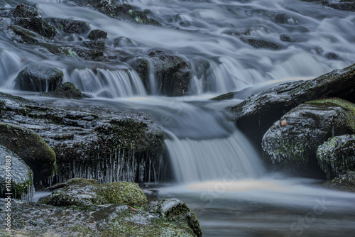 Ein frostiger Tag am Wasserfall im Perlbachtal, Niederbayern