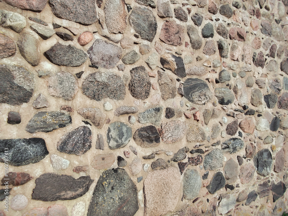 Feldsteine in einer historische Stadtmauer aus dem 13. Jahrhundert