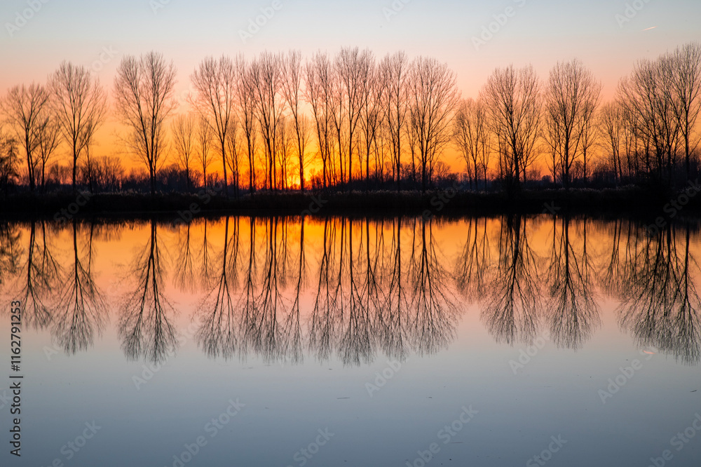 spettacolare tramonto. riflessi nell'acqua spettacolare tramonto. riflessi nell'acqua