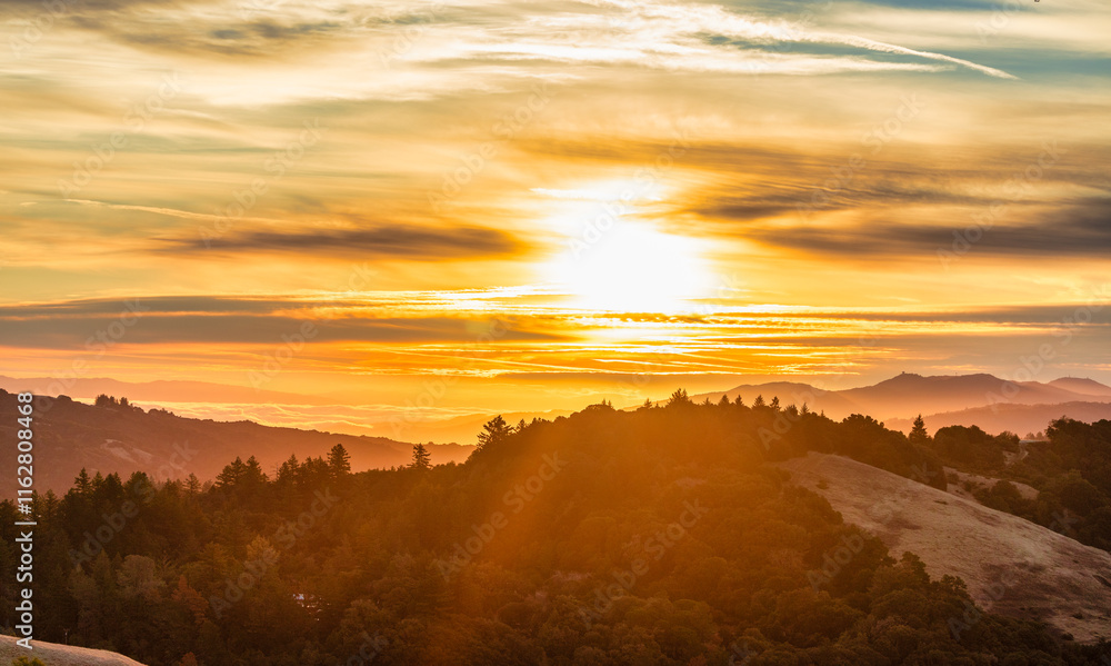 Obraz premium Breathtaking, beautiful sunrise view in mountains Silicon Valley, dreamy backdrop for trekking enthusiasts. Travel moment captures natures harmony and the allure of morning light in California's hills