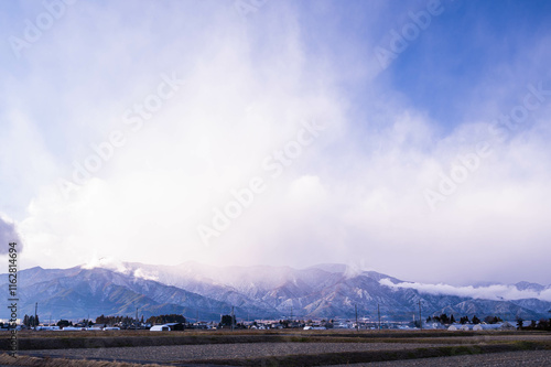 晴れた冬の寒い日の山岳と田園風景　 photo