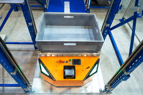 Warehouse robot. Retrieval ...