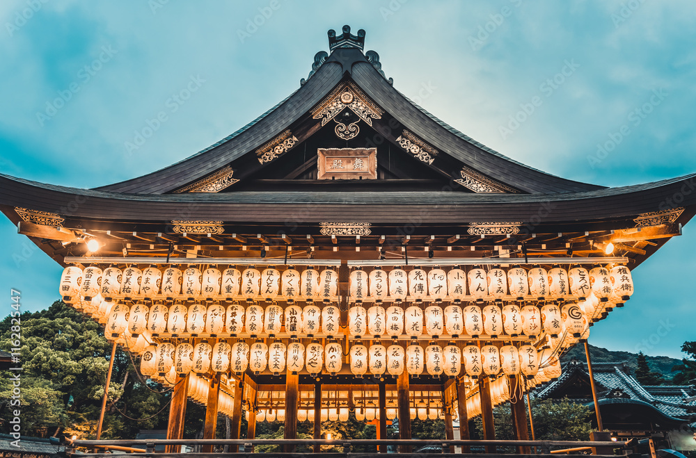 Fototapeta premium Night view with Yasaka Shinto Shrine located in Maruyama Park, Kyoto Japan. Traditional japanese paper lanterns.
