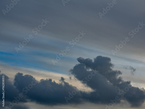 Dunkler Wolkenhimmel photo