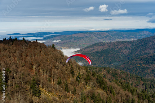 Parapente à Ballon d'alsace en automne photo