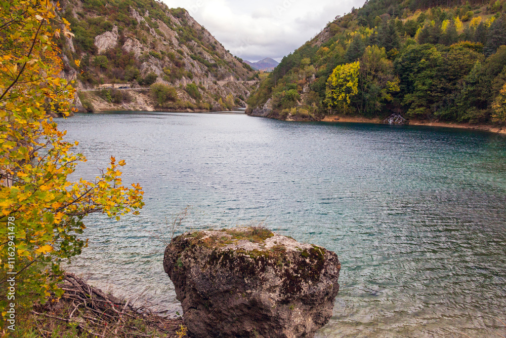 Lago di San Domenico. un eremo sul lago in Abruzzo in autunno.