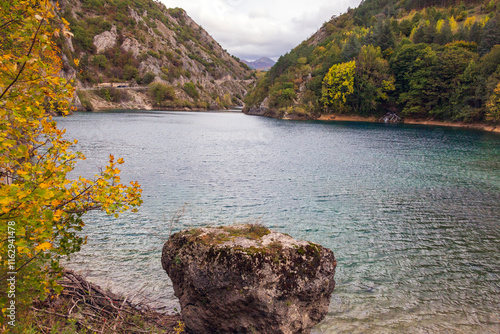 Obraz na płótnie Lago di San Domenico. un eremo sul lago in Abruzzo in autunno. w salonie