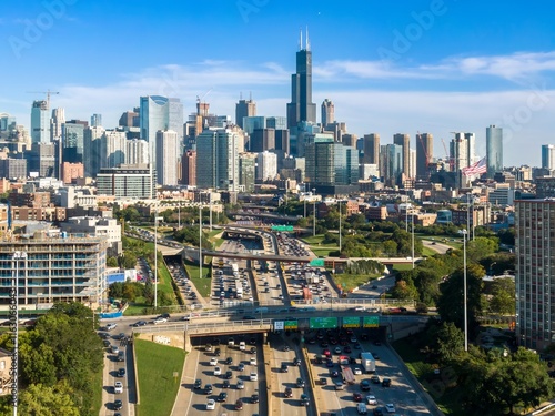 Fotografía Chicago skyline and highway traffic