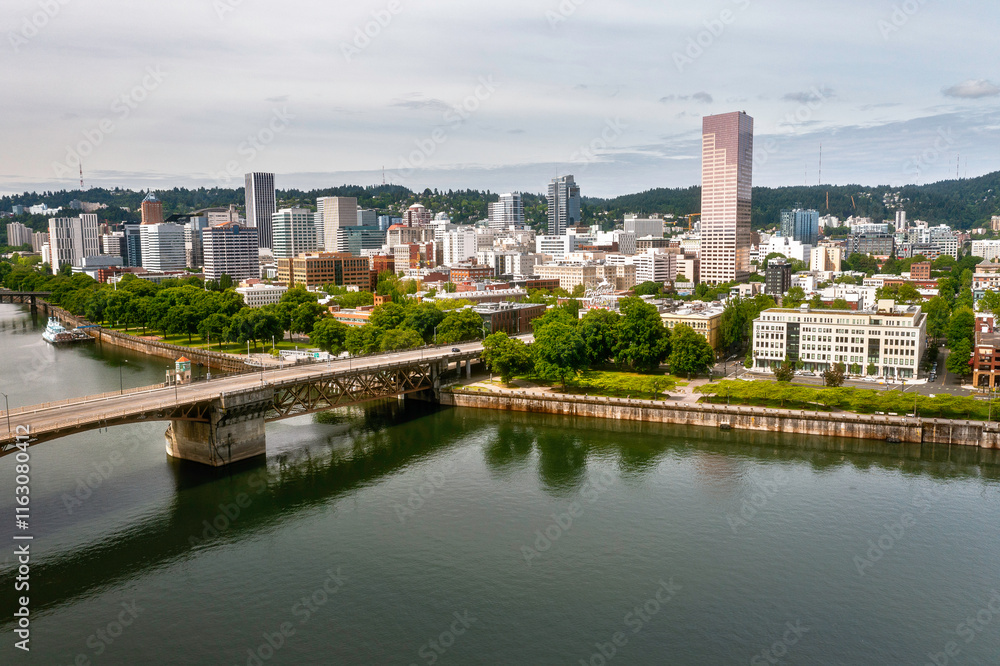 Obraz premium Aerial View of Portland Cityscape with Steel Bridge and Willamette River