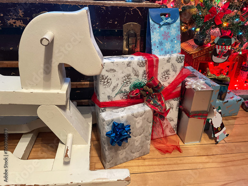 Cadeaux de Noël et cheval à bascule en bois sur parquet