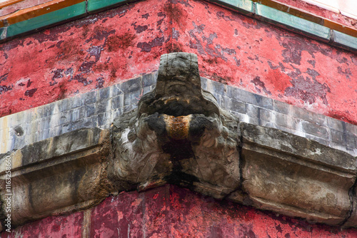 Obraz na płótnie The dragon head on the Tibetan watchtower in the Four Great Regions scenic area of Summer Palace in Beijing. w salonie