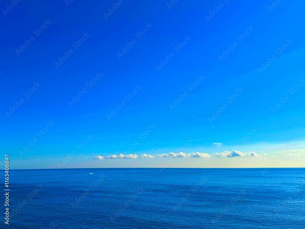 青い海と連なる雲 青い海と連なる雲