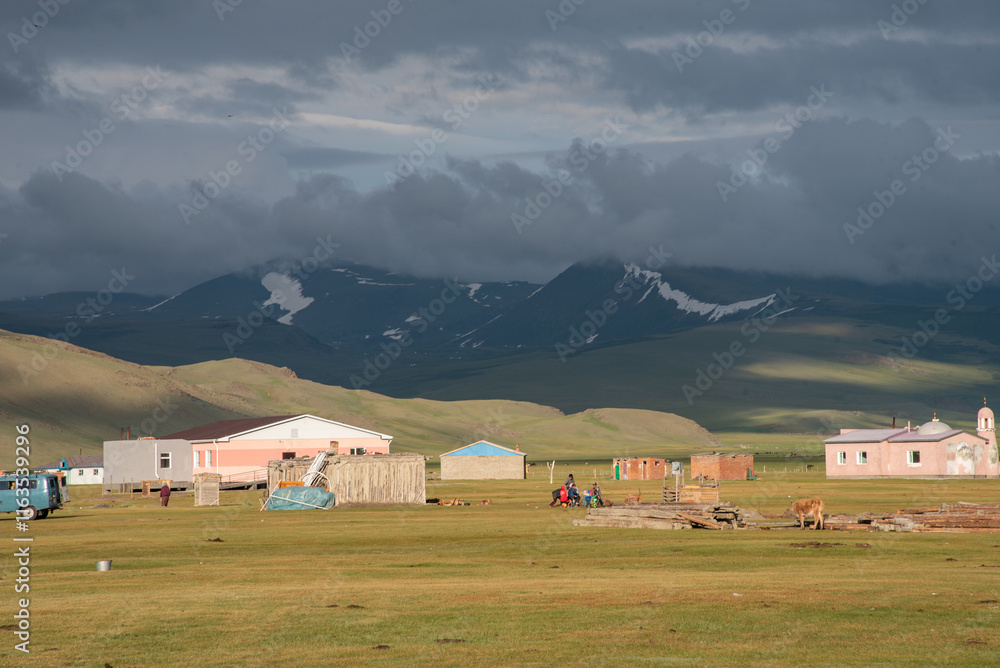 Obraz premium The beautiful Khoton lake of Mongolia with landscapes, trees, green pasture, mountains