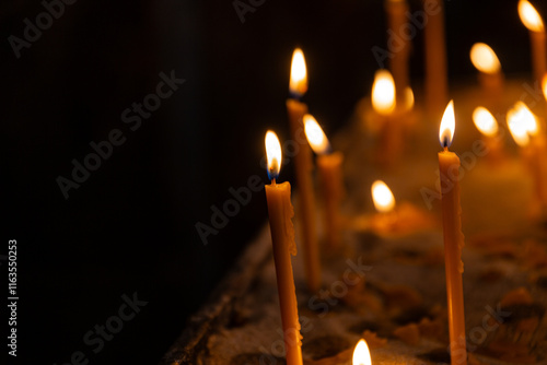 Obraz na płótnie Candles in St. Stephen's Cathedral in Vienna w salonie
