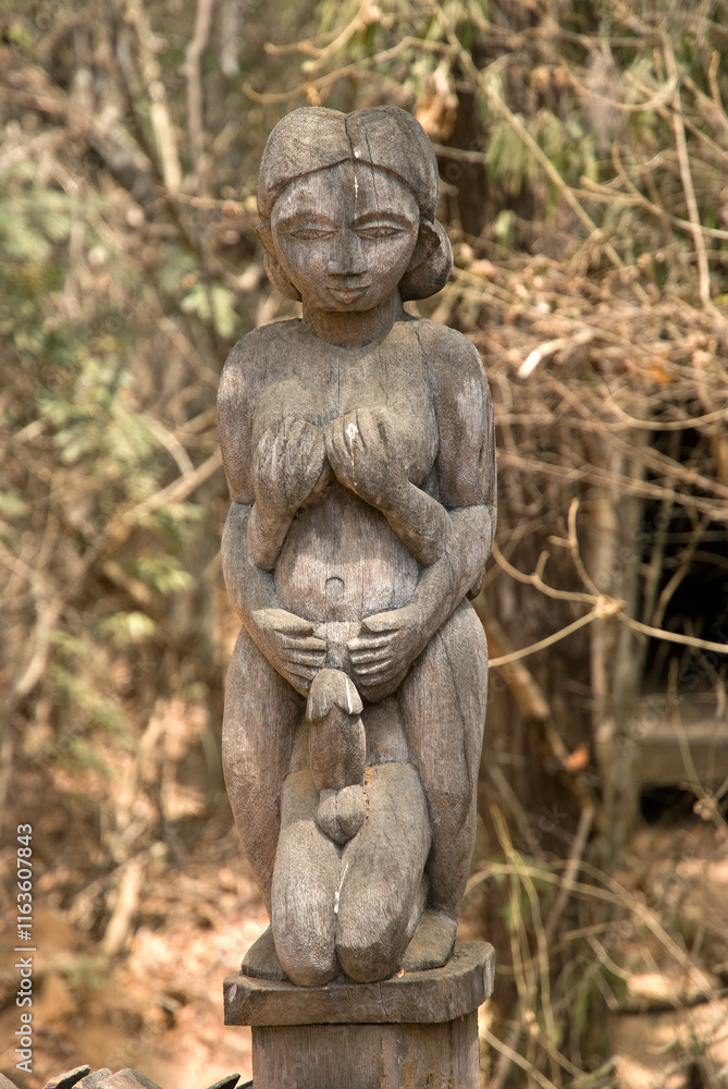 statue de la fertilité croyance religieuse malgache, Parc National de Kirindy, Madagascar statue de la fertilité croyance religieuse malgache, Parc National de Kirindy, Madagascar