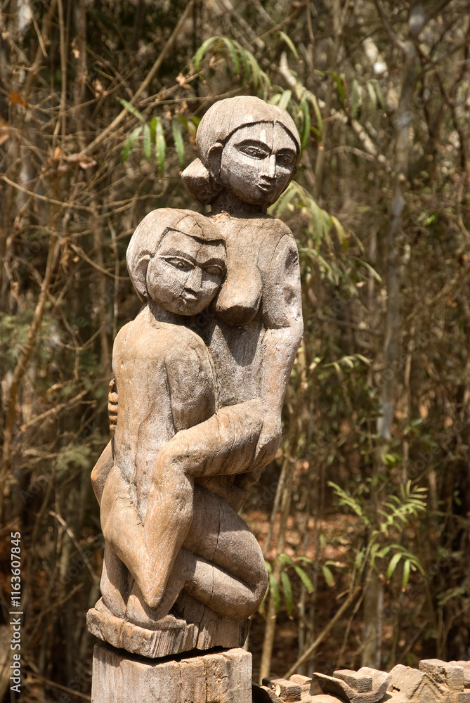 statue de la fertilité croyance religieuse malgache, Parc National de Kirindy, Madagascar statue de la fertilité croyance religieuse malgache, Parc National de Kirindy, Madagascar