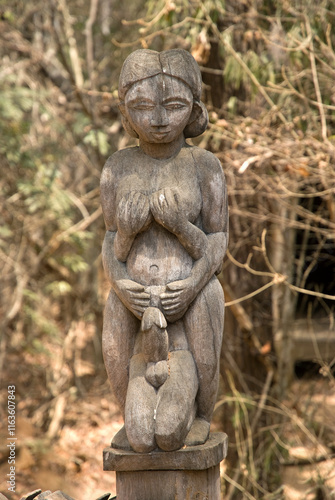 statue de la fertilité croyance religieuse malgache, Parc National de Kirindy, Madagascar photo