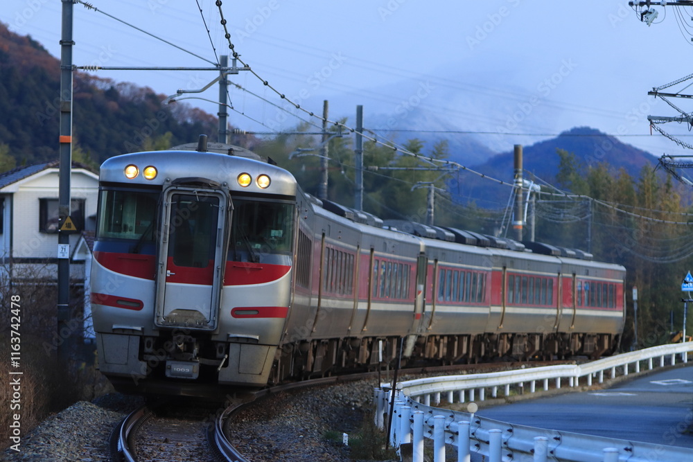 Obraz premium 多客期対応で6両編成に増強されて運転されるキハ189系特急はまかぜ号_2024/12/14撮影