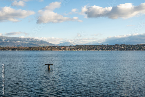 petit ponton sur le lac Léman photo