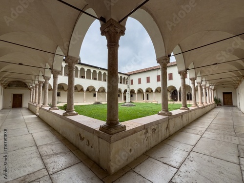 Obraz na płótnie Courtyard of Convento di San Bernardino in Verona w salonie