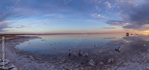 Foto Beautiful sunset on the Elton salt lake. Volgograd region, Russia