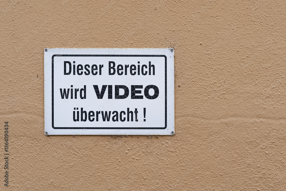 Schild mit der deutschen Aufschrift dieser Bereich wird Videoüberwacht Schild mit der deutschen Aufschrift dieser Bereich wird Videoüberwacht