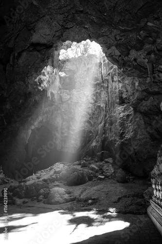 Obraz na płótnie Statue of Buddha in Buddhism Cave in Thum Khao Luang in Phetchaburi Province, Thailand w salonie