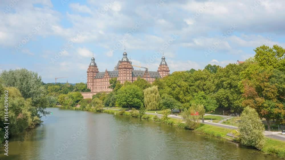 Panorama Zeitraffer von der Stadt Aschaffenburg am Main mit Schloss und Park in Bayern, Deutschland Panorama Zeitraffer von der Stadt Aschaffenburg am Main mit Schloss und Park in Bayern, Deutschland
