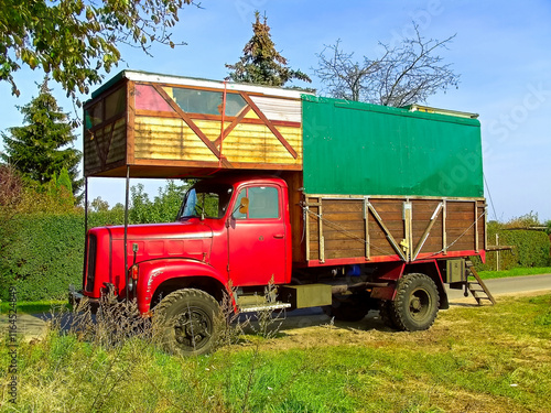 Ein umgebauter LKW für den Urlaub photo