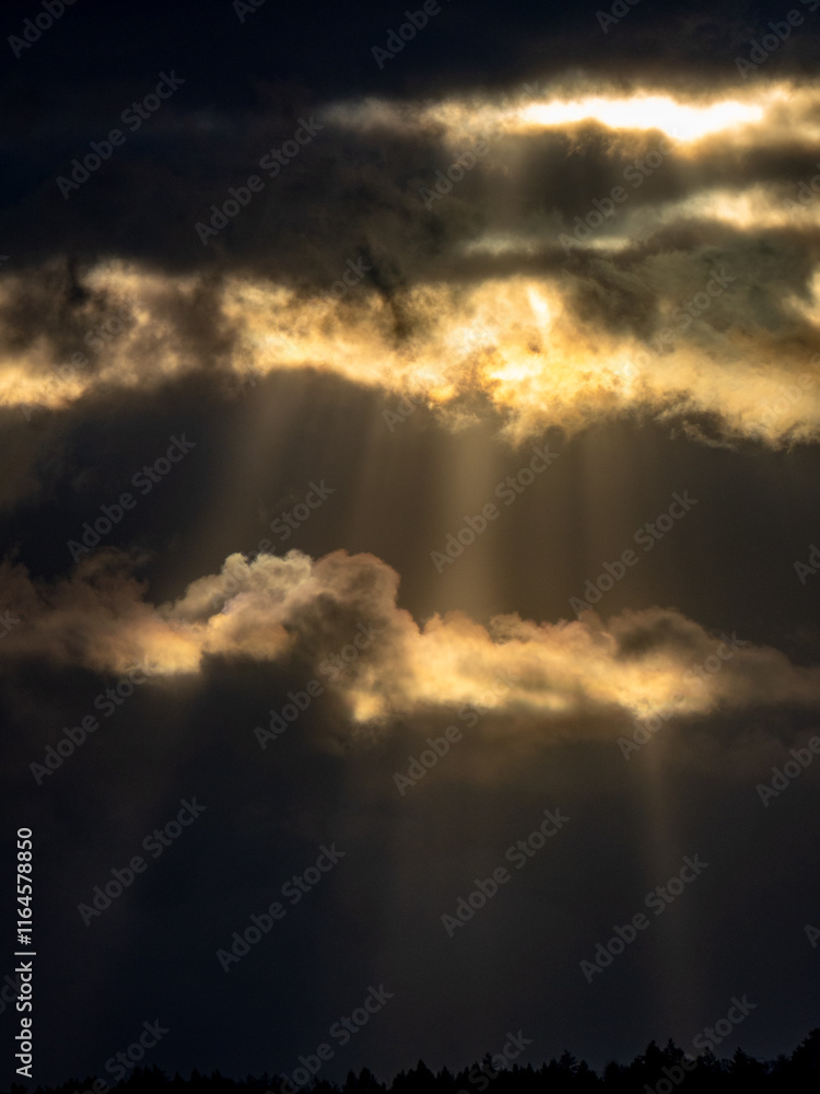 Lichtstrahlen dringen durch den Wolkenhimmel Lichtstrahlen dringen durch den Wolkenhimmel