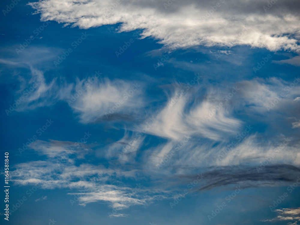 Obraz premium Lichtstrahlen dringen durch den Wolkenhimmel