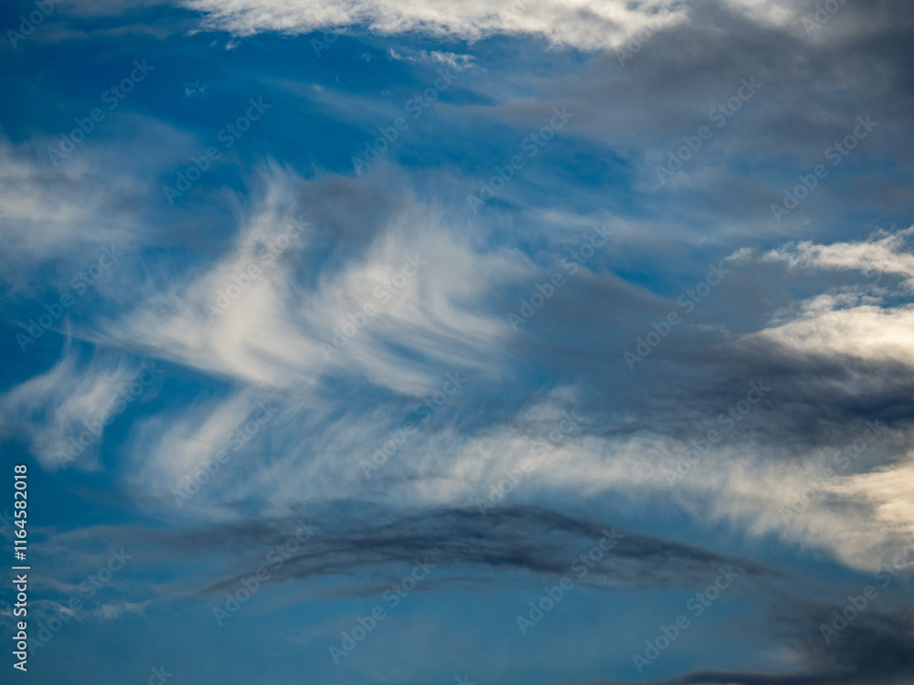 Fototapeta premium Lichtstrahlen dringen durch den Wolkenhimmel