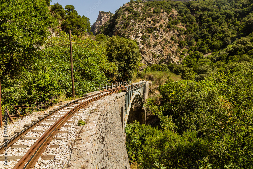 Φωτογραφία Narrow gauge Odontotos railway in Vouraikos Gorge on Peloponnese peninsula, Greece