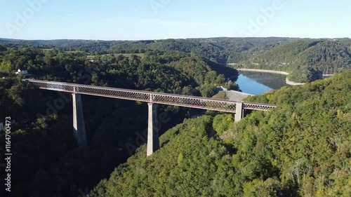 Survol du viaduc des Fades dans le Puy-de-Dôme. 
