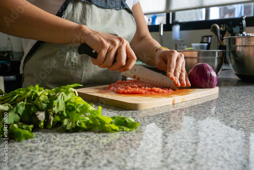 Mujer picando tomate e ingredientes para guacamole