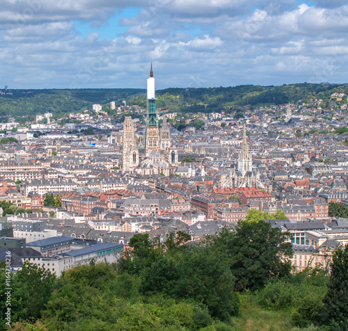 Obraz na płótnie View on Rouen, the beautiful city of Normandy in France with the famous cathedral w salonie