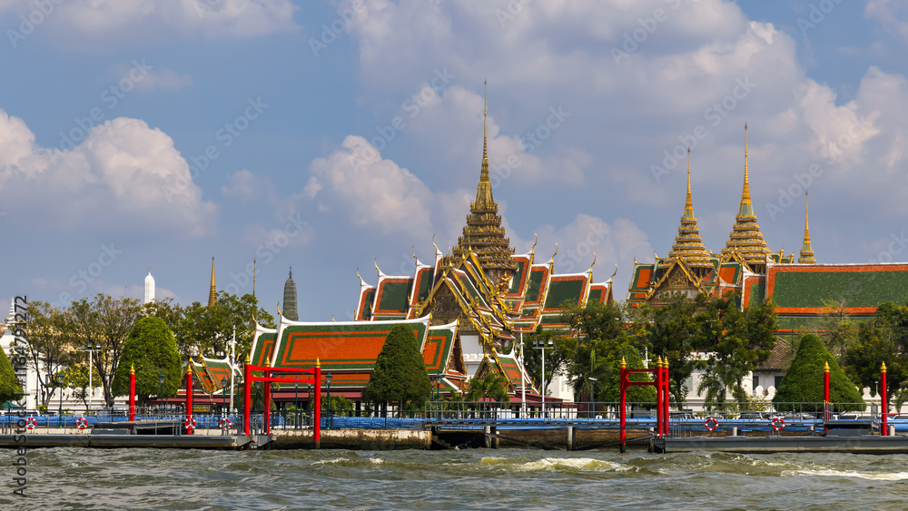 Naklejka premium Wat Phra Kaew, Temple of the Emerald Buddha. The Grand Palace Bangkok, Thailand.