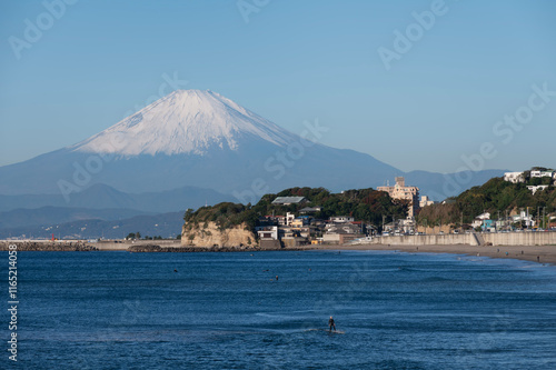 Fotografie Sunny Day at Kamakura and Mount Fuji from afar with Enoshima Island in the foreg