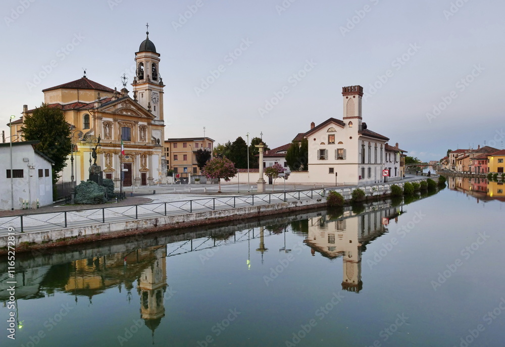 Obraz premium Gaggiano, Milan, Italy: Gaggiano, historic town with colorful buildings along the Naviglio Grande, at summer