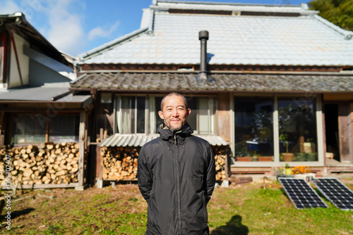 古民家の庭で笑顔の男性