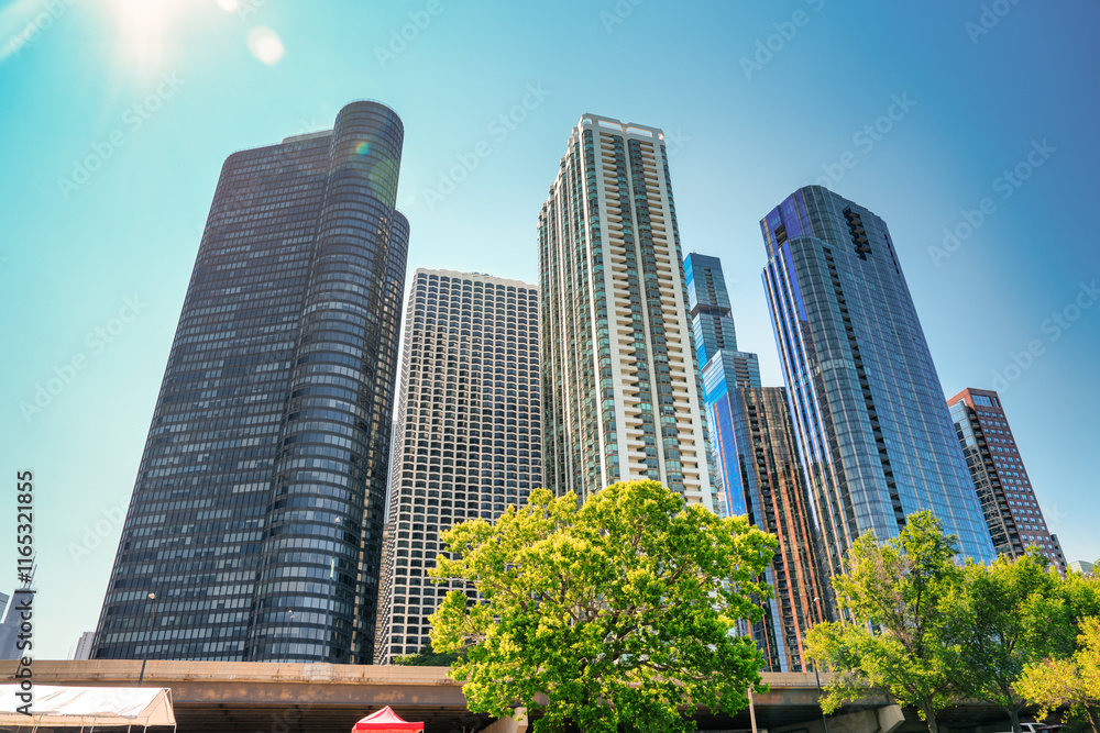 Obraz premium Downtown Chicago skyline from Lakefront trail on a perfect summer day
